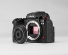 El nuevo objetivo AF 28 mm F4,5 Chip L de Viltrox incorpora una tapa deslizante integrada.