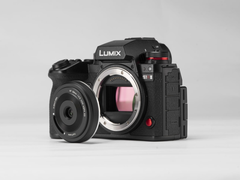 El nuevo objetivo AF 28 mm F4,5 Chip L de Viltrox incorpora una tapa deslizante integrada.