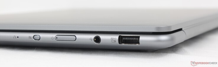 Derecha: Botón de reinicio de Lenovo, Cámara mata bruja, Botón de encendido, Auriculares de 3,5 mm, USB-A (5 Gbps)