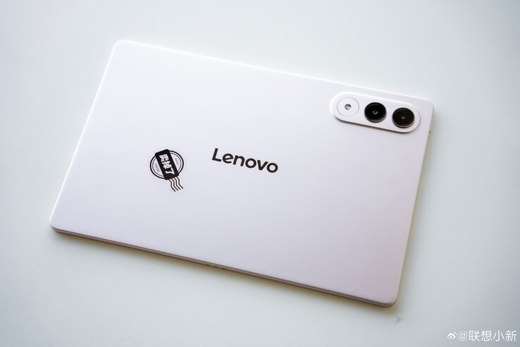 La Xiaoxin AI Tablet Pro GT estará disponible en otros dos colores además del que se muestra aquí. (Fuente de la imagen: Lenovo)