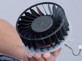 Parece que un tercer tipo diferente de fanático fue mostrado en el video oficial de desmontaje de la PS5. (Fuente de la imagen: Sony)