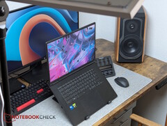 Gigabyte A16 Pro en el escritorio