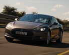 El Model S 90D 2015 lo hizo sorprendentemente bien en la prueba de autonomía de What Car. (Fuente de la imagen: What Car? vía YouTube)