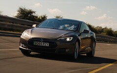 El Model S 90D 2015 lo hizo sorprendentemente bien en la prueba de autonomía de What Car. (Fuente de la imagen: What Car? vía YouTube)