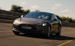 El Model S 90D 2015 lo hizo sorprendentemente bien en la prueba de autonomía de What Car. (Fuente de la imagen: What Car? vía YouTube)