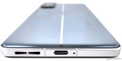 Borde inferior (altavoces, puerto USB, SIM, micrófono)