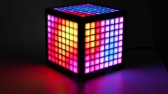 El LumiCube tiene 192 LEDs, una pantalla IPS y múltiples sensores. (Fuente de la imagen: Abstract Foundry)