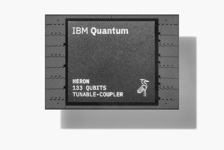 Vista superior del procesador cuántico IBM Heron con 133 qubits (Imagen: IBM)
