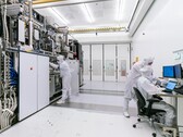 Un tribunal holandés encarcela a un ex ingeniero de ASML y NXP por pasar secretos de chips a Rusia. En la imagen: Sala limpia EUV de ASML (Fuente de la imagen: ASML)