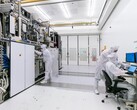 Un tribunal holandés encarcela a un ex ingeniero de ASML y NXP por pasar secretos de chips a Rusia. En la imagen: Sala limpia EUV de ASML (Fuente de la imagen: ASML)