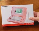 La Anbernic RG DS Plus se enviará en una caja que muestra el color de la consola portátil.
