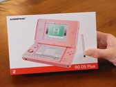 La Anbernic RG DS Plus se enviará en una caja que muestra el color de la consola portátil.