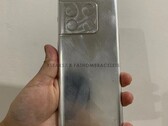 El OnePlus 10 Pro se parecerá a un Galaxy S21 Ultra por la parte trasera. (Fuente de la imagen: Fathom Bracelets & @xleaks7)