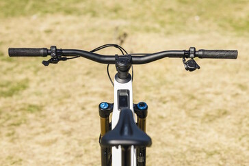 Típico de las bicicletas de montaña: En lugar de una pantalla grande, se integra una pantalla en el tubo superior