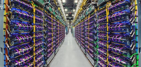 Imagen: Google | Cloud TPU v5p: Superordenador y acelerador de IA en un centro de datos de Google.