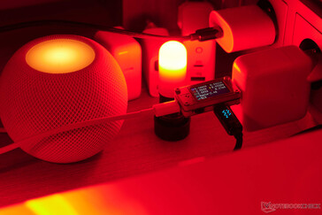 Applela fuente de alimentación de 29 vatios del HomePod Mini carece de los 9 voltios. Con 5 voltios, el HomePod Mini informa visualmente de un error. (Foto: Andreas Sebayang/Notebookcheck.com)