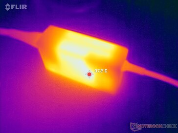 El adaptador de CA puede alcanzar más de 37 C cuando funciona con cargas exigentes