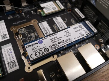 El sistema puede soportar hasta dos SSDs M.2 2280. Ten en cuenta que solo una de las ranuras M.2 puede soportar NVMe mientras que la otra es solo SATA III