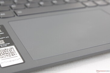 La superficie del clickpad, de color gris mate, es susceptible de engrasarse con el paso del tiempo