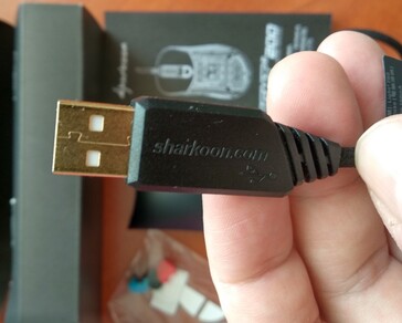 Sharkoon Light² 200 ratón ultraligero para juegos - Conector USB chapado en oro "sharkoon.com" lateral