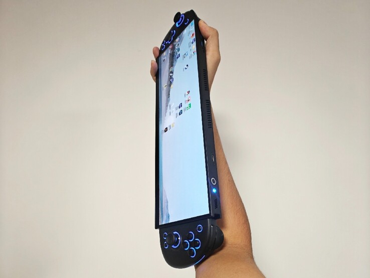 El ultraportátil DIY es más largo que el antebrazo del usuario. (Fuente de la imagen: PureDIY vía BiliBili)