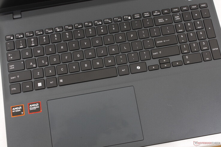 Aunque el clickpad tiene un tamaño decente (~13,4 x 8,3 cm), su respuesta puede resultar esponjosa e insatisfactoria