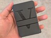 Plantilla de personaje de stock en cartera de PLA-CF impresa en 3D con láser de diodo.