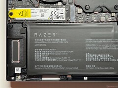 Unidad SSD M.2-2280, batería y módulo de altavoz