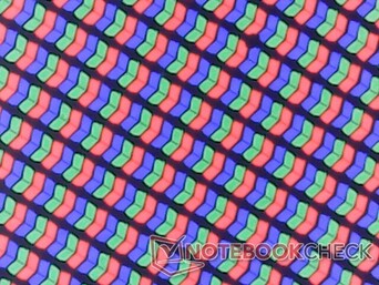 Los píxeles RGB son muy nítidos, ya que se trata de uno de los pocos portátiles para juegos de 18 pulgadas que vienen de serie con un revestimiento brillante