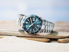 En la foto: la Citizen Tsuyosa NJ0231-56L de lado sobre fondo blanco.