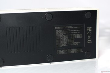 Las clasificaciones de potencia y las combinaciones de potencia de los puertos USB-C también aparecen en la parte inferior de la base lunar.