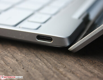 Derecha: USB-C 4.0 con Thunderbolt 4 (40 Gb/s, Power Delivery, modo DisplayPort ALT)
