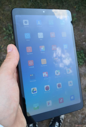 Uso de la Xiaomi Mi Pad 4 (LTE) en el exterior a la sombra