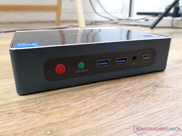 Frontal: Botón de encendido, botón de borrado de CMOS, 2 USB-A 3.0, auriculares de 3,5 mm, USB-C con Thunderbolt 4 + DisplayPort + Power Delivery