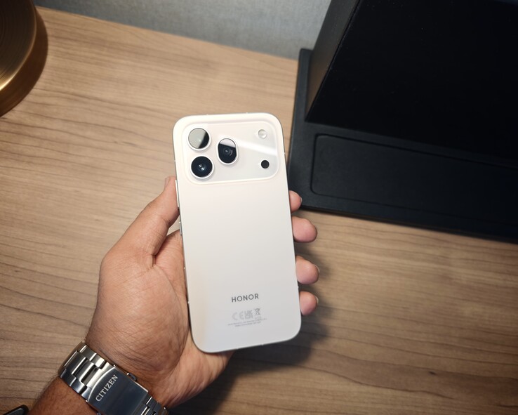 El Honor 600 Pro cuenta con una configuración de triple cámara trasera 