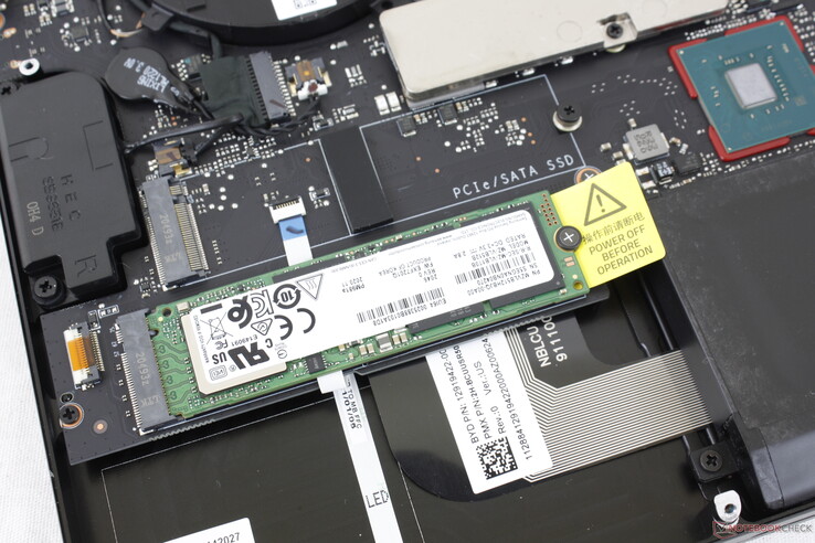 Hay dos ranuras M.2 2280 PCIe 3.0 x4 para la configuración RAID. No hay más bahías SATA III de 2,5 pulgadas. Razer sigue usando el Samsung PM981a de gama alta para casi todas sus configuraciones