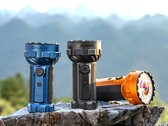La linterna Olight Marauder 3 de 25 000 lúmenes está disponible en azul medianoche, negro y naranja.