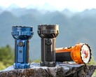 La linterna Olight Marauder 3 de 25 000 lúmenes está disponible en azul medianoche, negro y naranja.