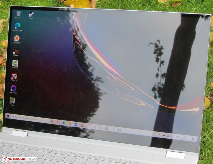 Galaxy Book Flex al aire libre, foto tomada en un día nublado