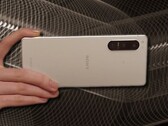 El Sony Xperia 5 IV es compacto para los estándares modernos; tiene una pantalla de 6,1 pulgadas. (Fuente de la imagen: Sony/Unsplash - editado)