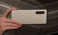 El Sony Xperia 5 IV es compacto para los estándares modernos; tiene una pantalla de 6,1 pulgadas. (Fuente de la imagen: Sony/Unsplash - editado)