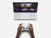 Jugando con un Surface Laptop Studio y un mando de la serie Xbox. (Fuente de la imagen: Microsoft)