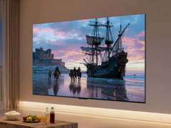 El televisor de la serie C7L de TCL montado en una pared.