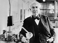 Thomas Edison con la bombilla que inventó en 1883 (Fotógrafo desconocido, Dominio público, vía Wikimedia Commons)