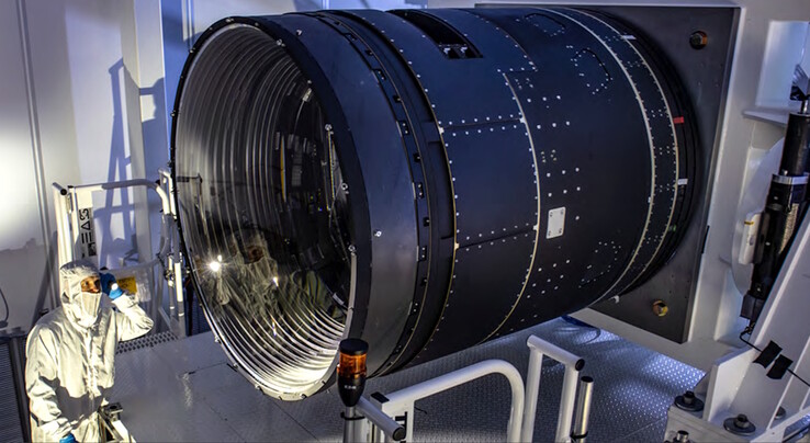 La cámara del LSST utiliza objetivos tan grandes como 1,57 m (5,1 pies) y tan pequeños como 0,69 m (27 pulgadas) para obtener imágenes del cielo nocturno. No está claro cuál es la distancia de enfoque más cercana para los selfies. (Fuente de la imagen: J. Ramseyer Orrell/SLAC National Accelerator Laboratory)