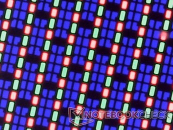 Matriz de subpíxeles OLED RGB. Las imágenes son nítidas y no presentan problemas de grano debido a la superposición de brillo