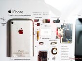 XreArt desmonta productos como el iPhone de primera generación Apple y empaqueta los componentes en un marco. (Imagen: Notebookcheck)