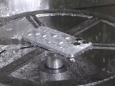 El iPhone 15 Pro viene con resistencia al agua y al polvo IP68. (Fuente de la imagen: MKBHD en YouTube)