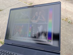Al aire libre bajo un nublado brillante
