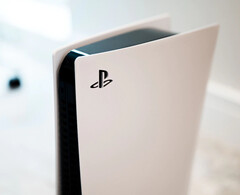 La PlayStation 5 Slim podría no ser mucho más pequeña que el modelo actual, en la imagen. (Fuente de la imagen: Charles Sims)